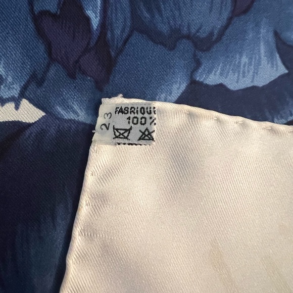 AUTHENTIC HERMES peony 100% silk scarf!!!! - Picture 4 of 6